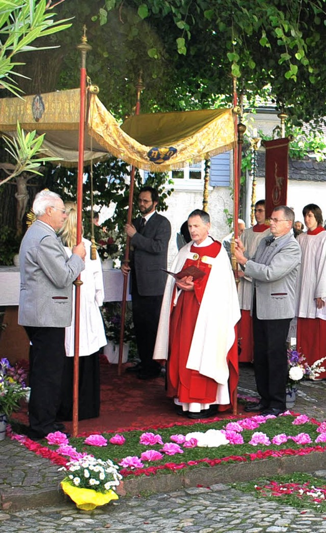 <Bildtext>Der Altar war beim Patrozini... Blumen hbsch geschmckt. </Bildtext>  | Foto: benjamin bohn