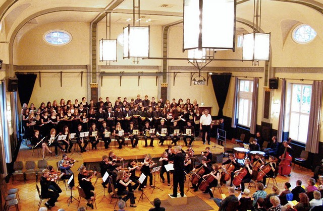 Der Oberstufenchor und das Sinfonieorc...blikum im vollbesetzten Schillersaal.   | Foto: Heike Wipfler