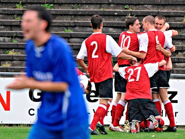 Die Offenburger Spieler bejubeln den Treffer zum 1:0.   | Foto: heuberger