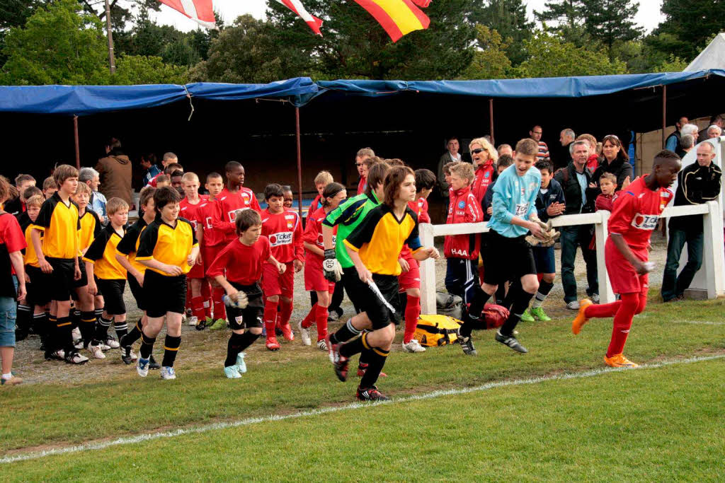 Die D-Jugendmannschaft aus Grafenhausen musste am ersten Turniertag in Combrit vier Spiele absolvieren Die D-Jugendmannschaft aus Grafenhausen musste am ersten Turniertag in Combrit vier Spiele absolvieren