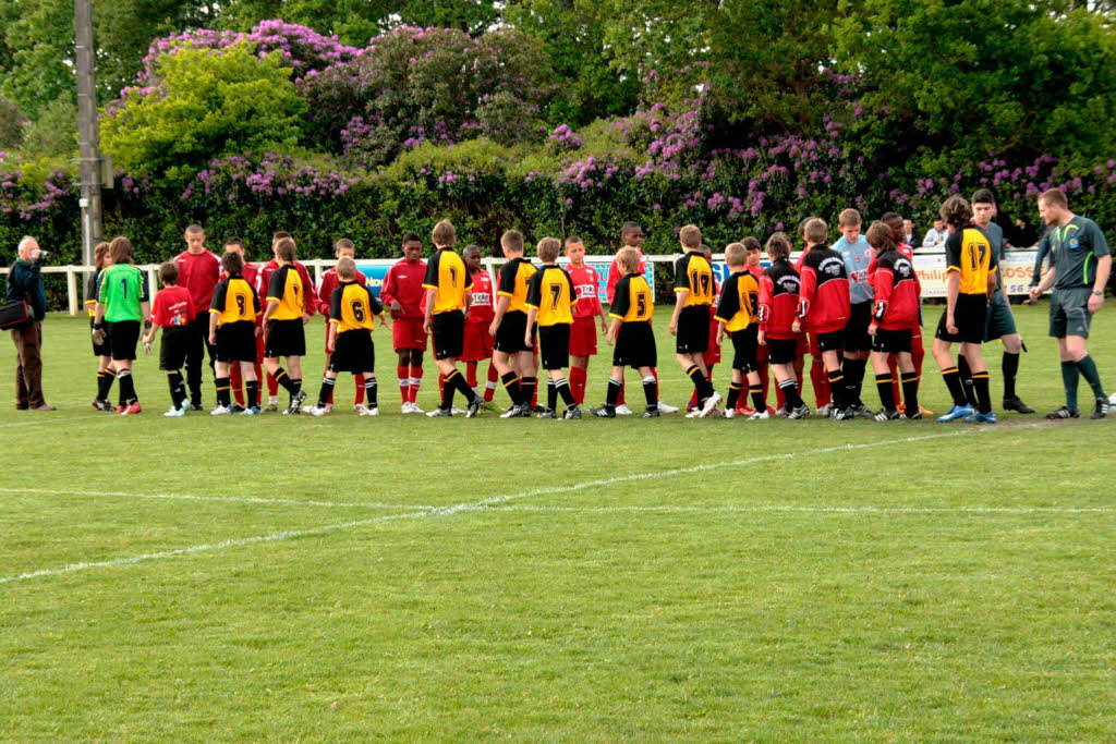 Die D-Jugendmannschaft aus Grafenhausen musste am ersten Turniertag in Combrit vier Spiele absolvieren Die D-Jugendmannschaft aus Grafenhausen musste am ersten Turniertag in Combrit vier Spiele absolvieren