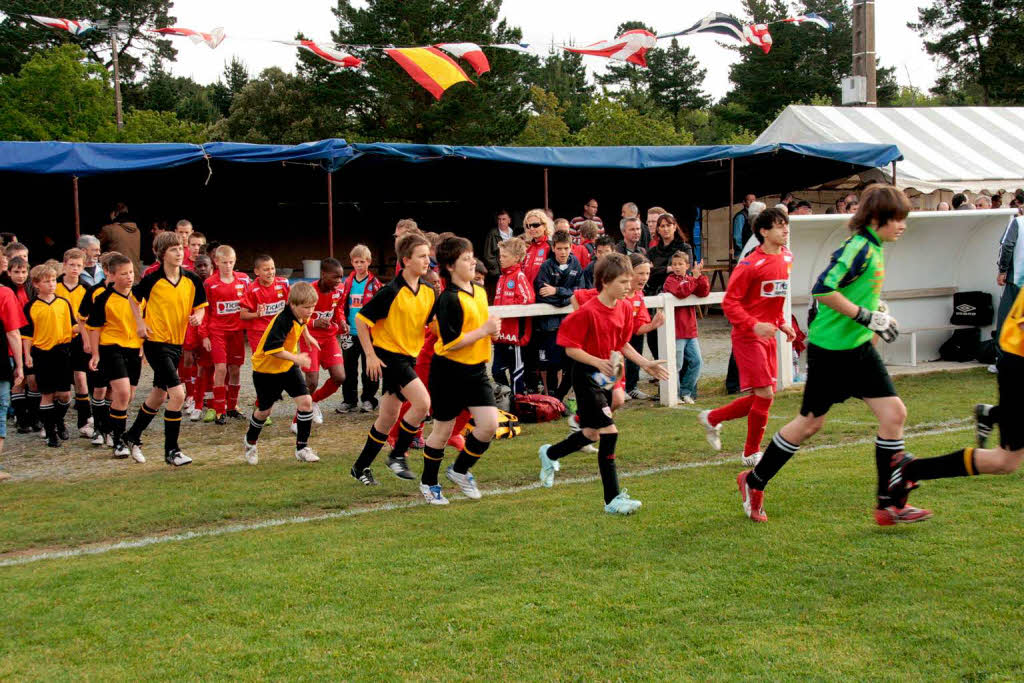 Die D-Jugendmannschaft aus Grafenhausen musste am ersten Turniertag in Combrit vier Spiele absolvieren Die D-Jugendmannschaft aus Grafenhausen musste am ersten Turniertag in Combrit vier Spiele absolvieren