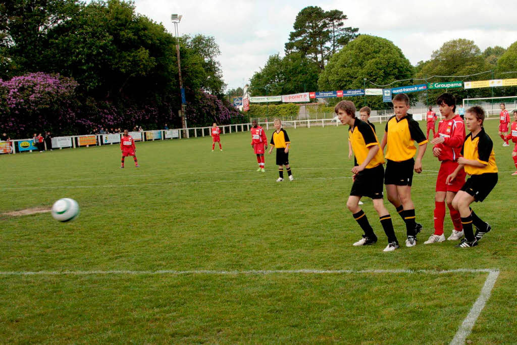 Die D-Jugendmannschaft aus Grafenhausen musste am ersten Turniertag in Combrit vier Spiele absolvieren Die D-Jugendmannschaft aus Grafenhausen musste am ersten Turniertag in Combrit vier Spiele absolvieren