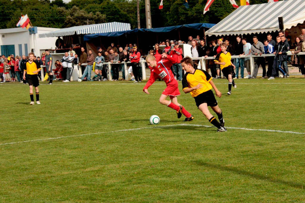 Die D-Jugendmannschaft aus Grafenhausen musste am ersten Turniertag in Combrit vier Spiele absolvieren Die D-Jugendmannschaft aus Grafenhausen musste am ersten Turniertag in Combrit vier Spiele absolvieren