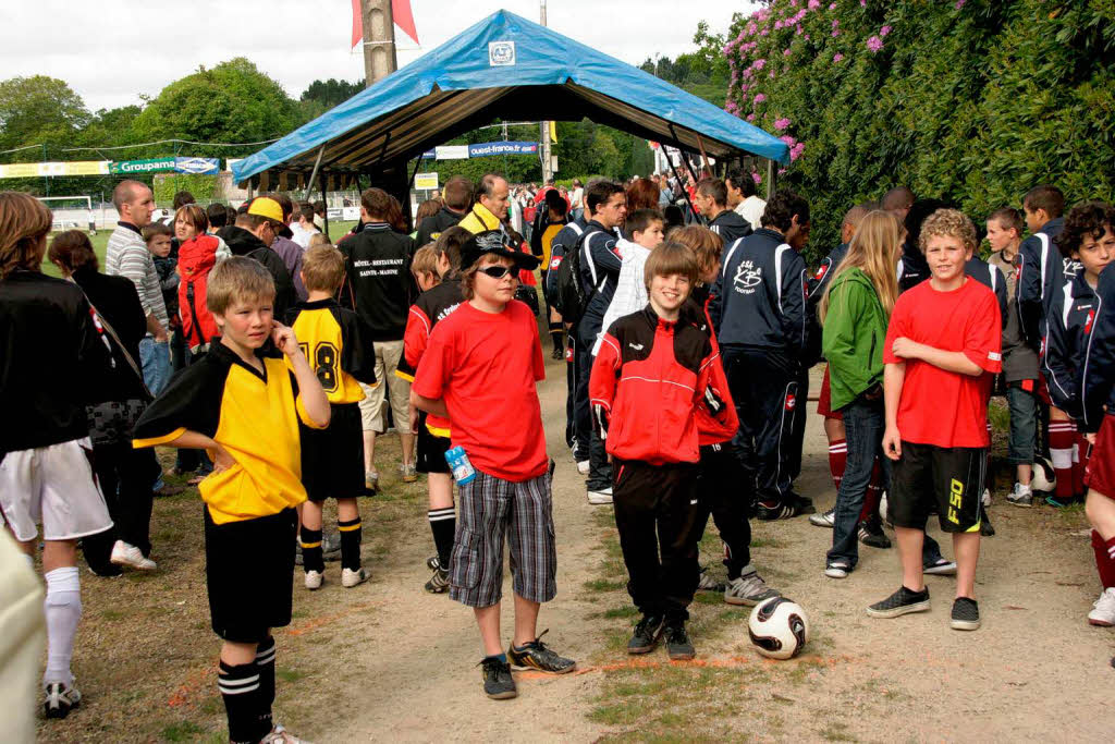 Die D-Jugendmannschaft aus Grafenhausen musste am ersten Turniertag in Combrit vier Spiele absolvieren Die D-Jugendmannschaft aus Grafenhausen musste am ersten Turniertag in Combrit vier Spiele absolvieren