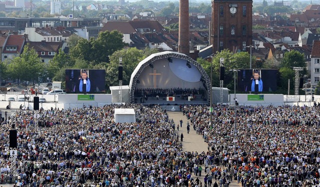 Rund 85000 Menschen haben an den  Erf...n fr den   Kirchentag   teilgenommen.  | Foto: DPA