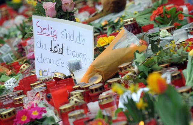 Blumen und Gedanken auf Papier &#8211;...n nach dem Amoklauf ihr Mitgefhl aus.  | Foto: dpa