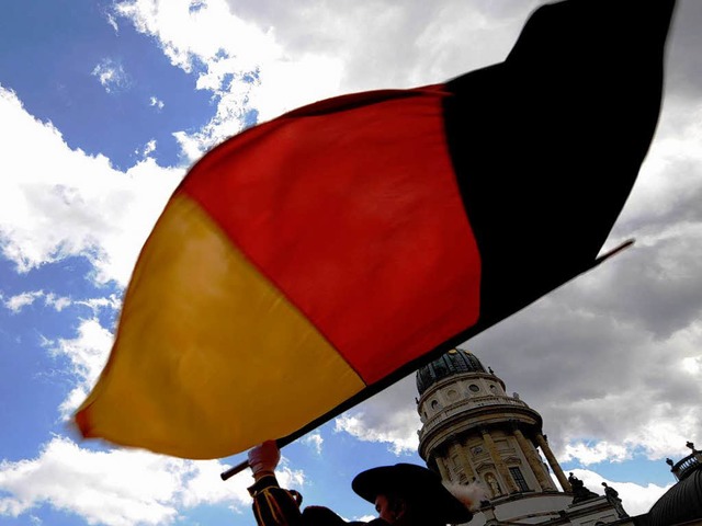 Schwarz-rot-gold: Zum Geburtstag flattern die Deutschlandfahnen im Wind.  | Foto: ddp