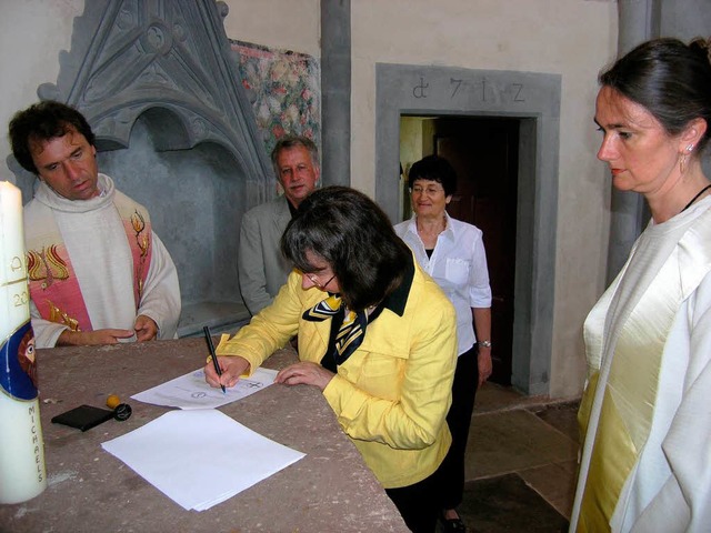 Vertreter von Kirchen- und Pfarrgemein...l unterzeichnen die Charta Oecumenica.  | Foto: Michael Haberer