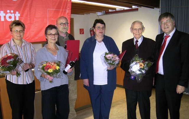 SPD-Ortsvereinsvorsitzender Gerd Vette...en, Margot Gutmann und Arno Fischer.    | Foto: Manfred Lange