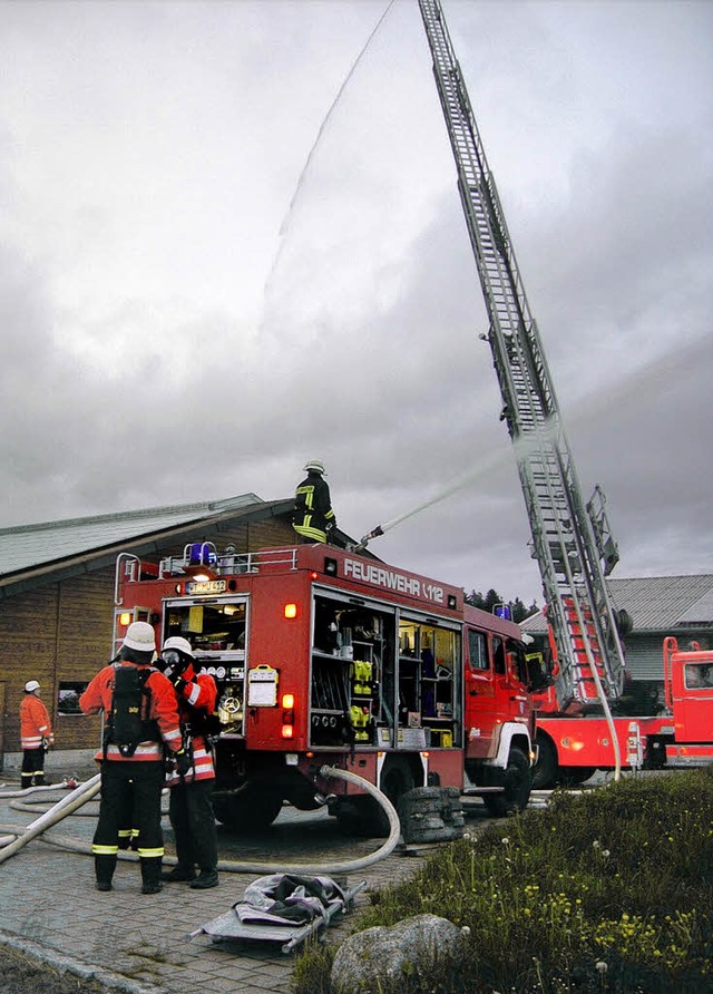 Fnf Feuerwehrabteilungen probten in e...meinsam in Wittlekofen den Ernstfall.   | Foto: Cornelia Selz