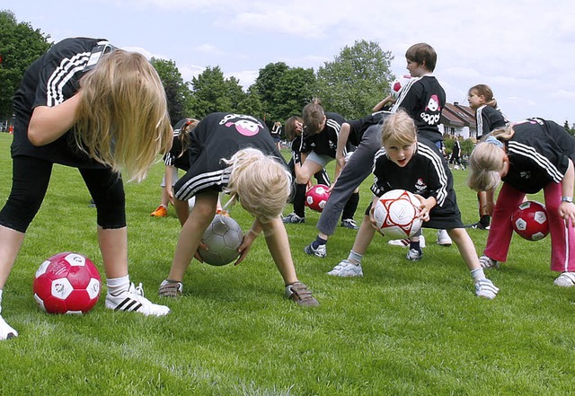 Kick it like Beckham &#8211; die Fuba... knnen den Jungs das Wasser reichen.   | Foto: Heidi Fssel