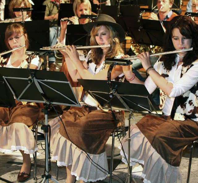 Die Musikerinnen waren mit ihren Western-Kostmen eine wahre Augenweite.  | Foto: Gerda Oswald