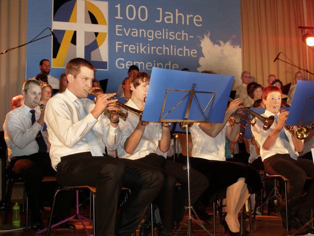 Blserchor und Projektsingchor bestrit...n wichtigen Teil des Jubilumsabends.   | Foto: barbara schmidt