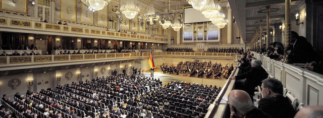 Ein Festakt fr die Bundesrepublik: Di...im  Berliner Konzerthaus den Reden zu.  | Foto: dpa
