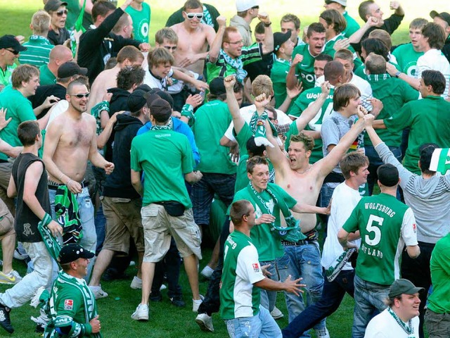 Jubelnde Fans  und ganz viel Grn  | Foto: dpa