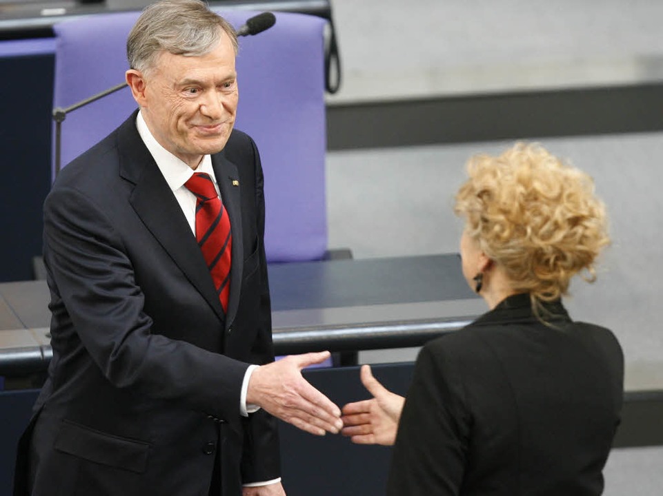 Die unterlegene Kandidaten Gesine Schwan gratuliert Sieger Horst Köhler.  | Foto: dpa