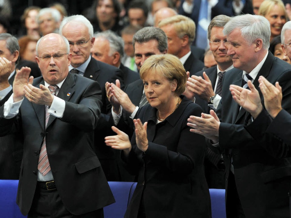 Angela Merkel freut sich über das Ergebnis.  | Foto: dpa