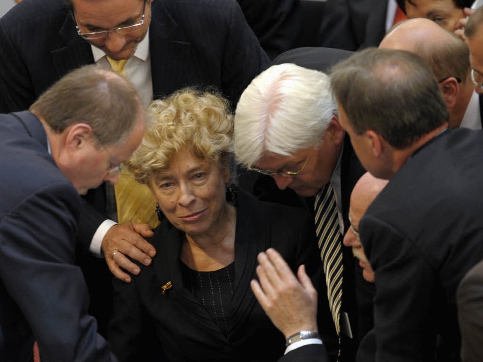 SPD-Politiker trösten ihre niedergeschlagene Kandidatin  | Foto: ddp
