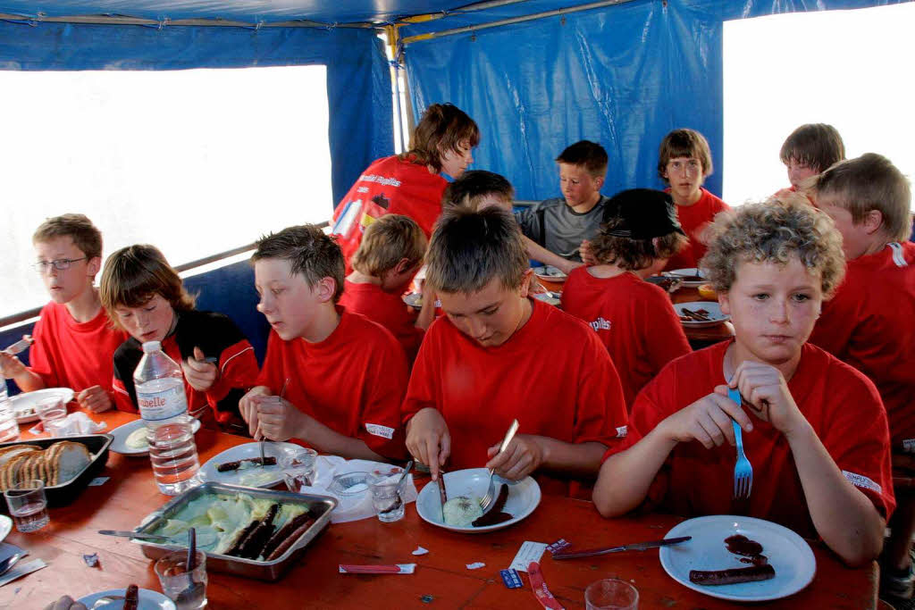 Letzter Spieltag in Combrit: Gemeinsames Mittagessen im Zelt an der Grundschule in Combrit