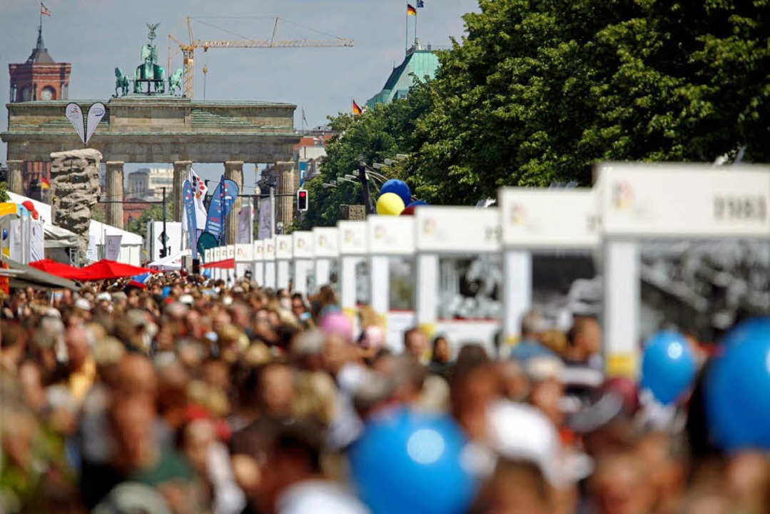Tausende Menschen flanieren am Samstag beim Bürgerfest auf der Festmeile  | Foto: dpa