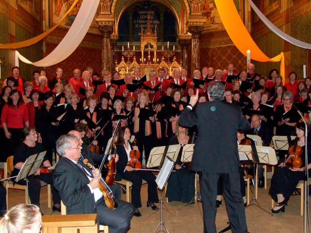 Die Chorgemeinschaft Schwaig bei Nrnb...spiel mit dem Frther Kammerorchester.  | Foto: Igrid Mann