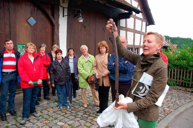 Mit Hilfe dieses Scherdegens, einem ty...f historische Spurensuche ins Stdtle.  | Foto: Antonia Kramer-Diem