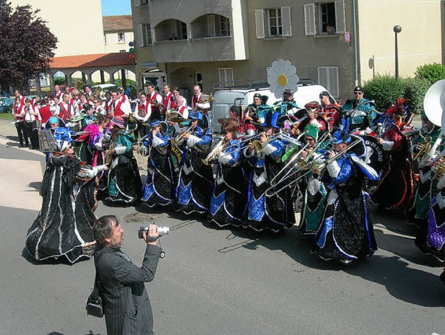 Eine bunte Musikgruppe hie die Buchho... ihrem Besuch in Chavanay willkommen.   | Foto: Eberhard Weiss