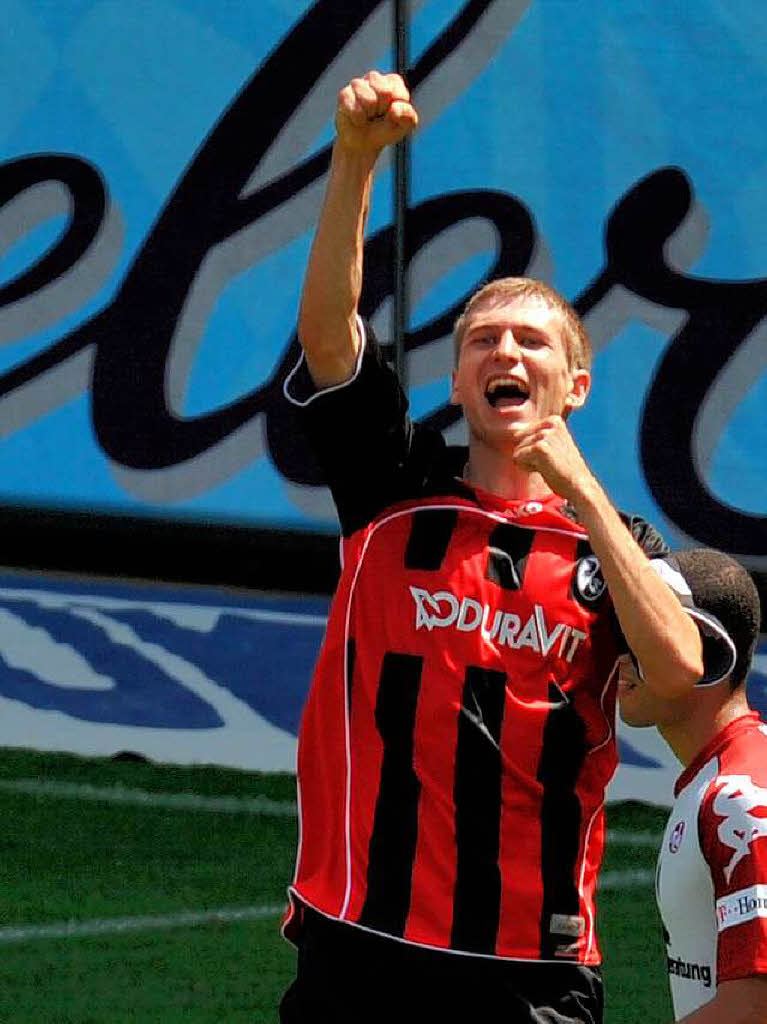 Daniel Schwaab bejubelt in seinem letzten Spiel fr den SC Freiburg seinem 2:1-Elfmetertreffer.