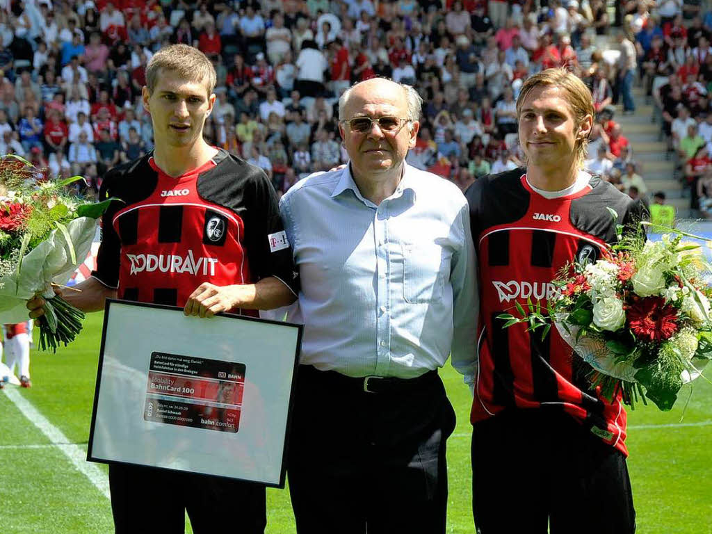 Groes Adieu vor dem Spiel: SC-Prsident Achim Stocker verabschiedet Daniel Schwaab (links) und Maximilian Mehling.