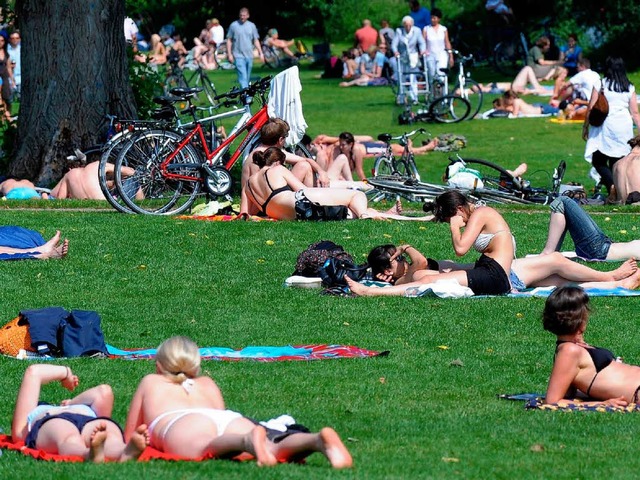 Sonnenbaden bei  34 Grad: berall im S...ch die Menschen ein freies Pltzchen.   | Foto: dpa