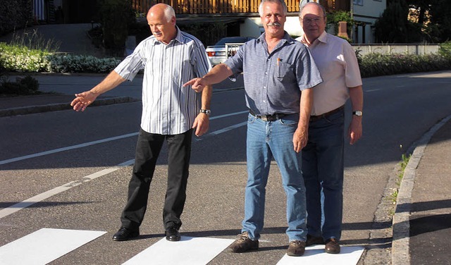 Endlich wahr geworden: Heinz Schuler, ...eschler am Zebrastreifen in Weitenau.   | Foto: Privat