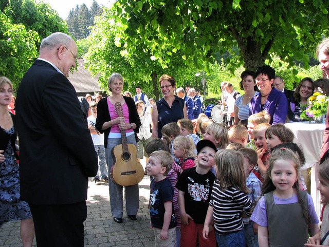 Buchenbacher Kindergartenkinder gratul...Ansgar Kleinhans zum Priesterjubilum.  | Foto: ulrich kluge