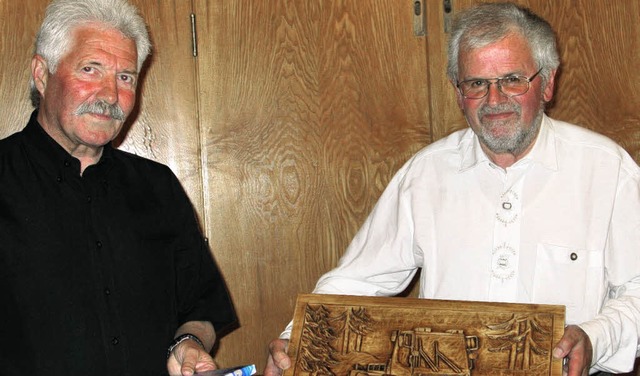 Geehrt wurden Hugo Valentini, links, u...nglauffreunde Rot-Kreuz-Loipe Bernau.   | Foto: Ulrike Spiegelhalter