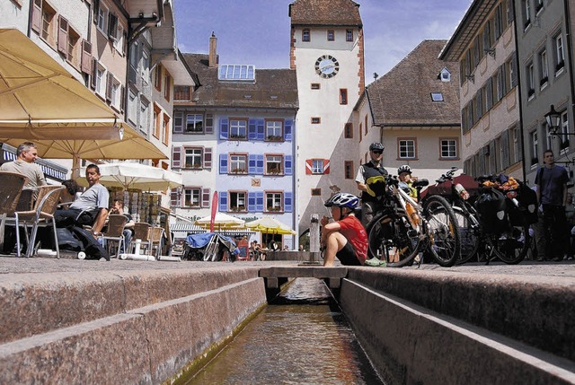 Auf beiden Seiten des Stadtbachs in de... fr Rettungsfahrzeuge frei bleiben.    | Foto: Gerard