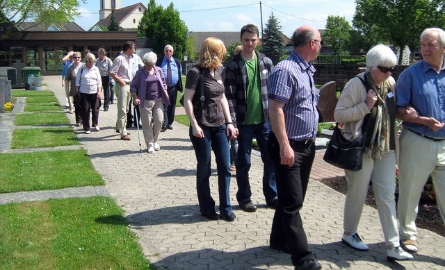 Spaziergang zum Gedenken auf dem Friedhof beim Blsi-Sippentreffen   | Foto: dieter fink
