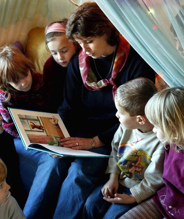 Die Kinder genieen es, wenn sich die ... Vorlesen, ganz auf sie konzentrieren.  | Foto: ddp