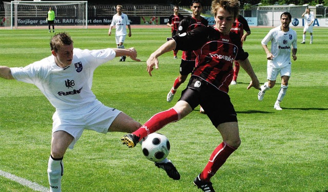 Tanz um den Ball:  SC-Spieler Gabriel Gallus (rechts) erkmpft die Kugel.   | Foto: Claus Zimmermann