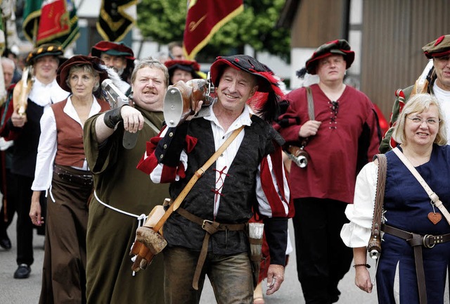 Ein prchtiger Umzug sorgte gestern f...kt des Schtzenjubilums in Ortenberg.  | Foto: B. Baumeister