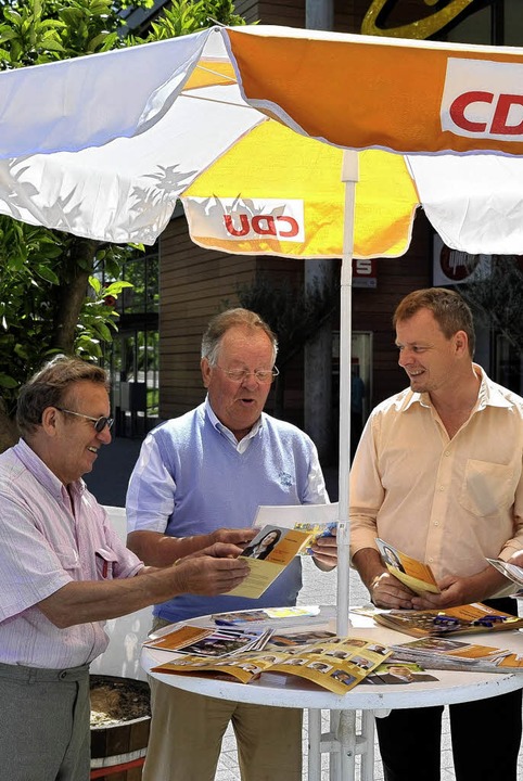 Wahlkämpfer unterm Sonnenschirm, Teil I: die CDU vor dem ZO.  | Foto: Thomas Kunz