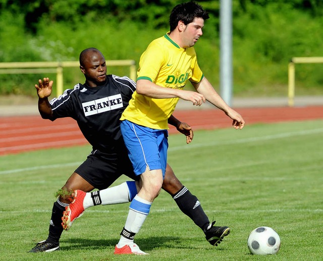 Sergio Sebastiao (links), hier gegen A...-Bezirksligisten FC Bad Sckingen an.   | Foto: Meinrad Schn