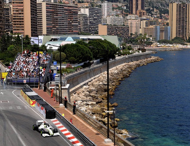 Es gibt unangenehmere Strecken: Button fhrt an Monacos Promenade entlang.   | Foto: afp