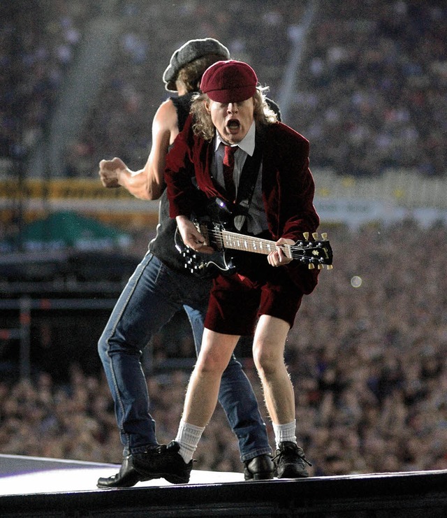 Rcken an Rcken:  AC/DC-Gitarrist Ang... Snger Brian Johnson auf  der Bhne.   | Foto: rother