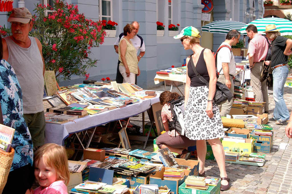 Ein Tapezier- oder Campingtisch und Kartons – fertig ist der Bchermarktstand.