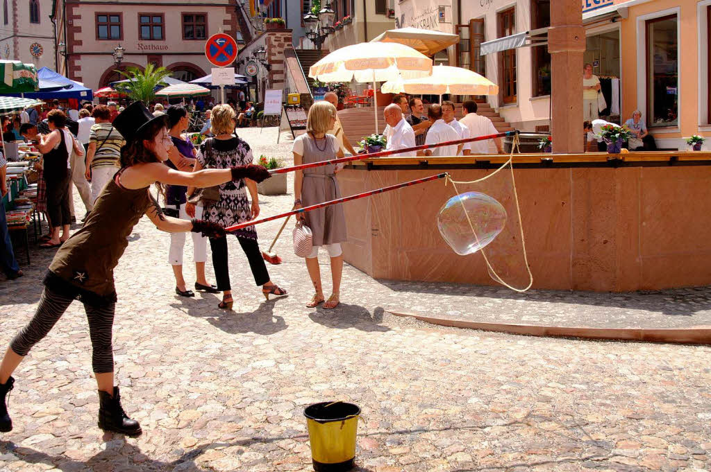 Seifenblasen als Straenkunst am Endinger Marktplatz.