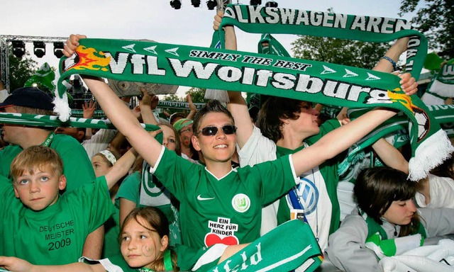Die Fans  des VfL Wolfsburg feiern auf dem Marktplatz.  | Foto: dpa