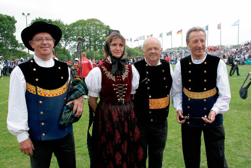 In einem beeindruckenden Defilé präsentierten sich alle am Turnier beteiligten 72 Mannschaften den Besuchern im Stadion von Plomelin: Erika Kunzelmann mit bretonischen Trachtenträgern In einem beeindruckenden Defilé präsentierten sich alle am Turnier beteiligten 72 Mannschaften den Besuchern im Stadion von Plomelin: Erika Kunzelmann mit bretonischen Trachtenträgern