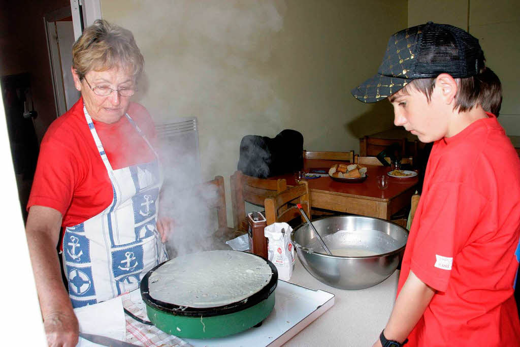 Für Trainer und Betreuer wurde vom Partnerschaftskomitee Combrit ein Abschlussabend mit Merguez vom Holzkohlengrill und Crepés organisiert, Für Trainer und Betreuer wurde vom Partnerschaftskomitee Combrit ein Abschlussabend mit Merguez vom Holzkohlengrill und Crepés organisiert,