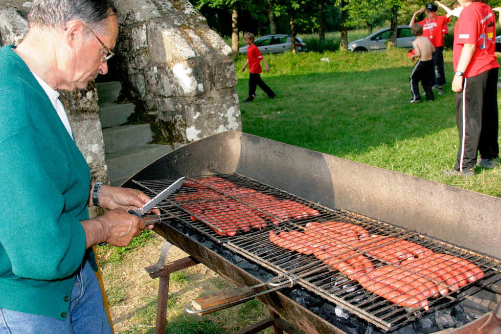 Für Trainer und Betreuer wurde vom Partnerschaftskomitee Combrit ein Abschlussabend mit Merguez vom Holzkohlengrill und Crepés organisiert, Für Trainer und Betreuer wurde vom Partnerschaftskomitee Combrit ein Abschlussabend mit Merguez vom Holzkohlengrill und Crepés organisiert,