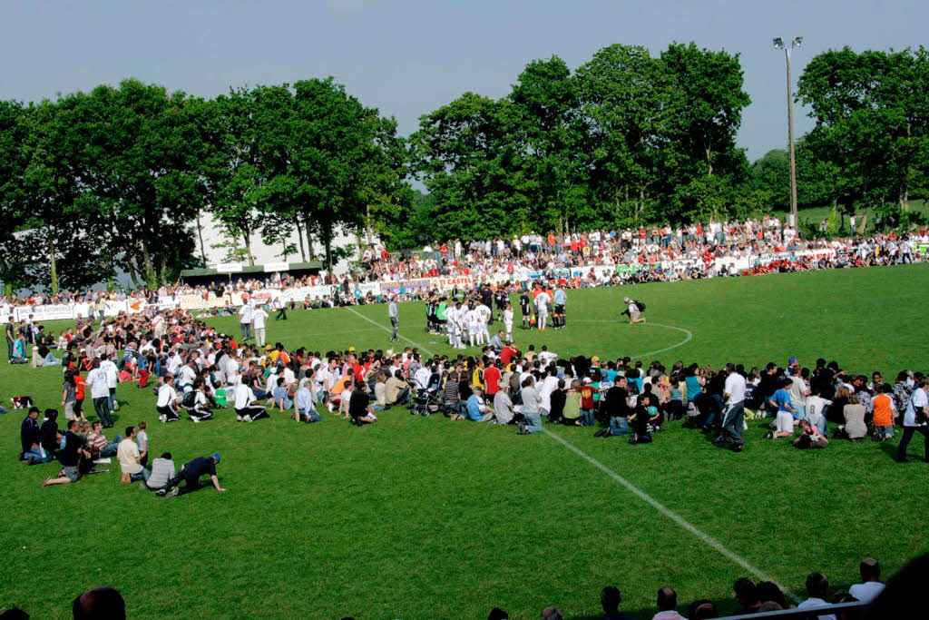 In einem beeindruckenden Defilé präsentierten sich alle am Turnier beteiligten 72 Mannschaften den Besuchern im Stadion von Plomelin: Lyoln gewinnt den Pokal im Elfmeterschießen In einem beeindruckenden Defilé präsentierten sich alle am Turnier beteiligten 72 Mannschaften den Besuchern im Stadion von Plomelin: Lyoln gewinnt den Pokal im Elfmeterschießen